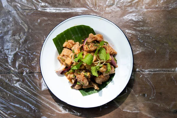 Thailand Makanan Pedas Panggang Daging Babi Salad Piring Putih Kayu — Stok Foto