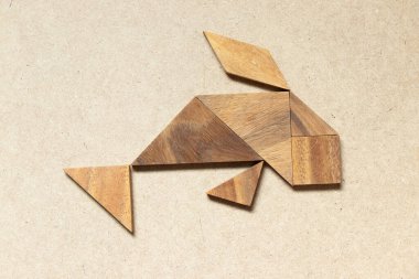 Yüzen balık ahşap tangram veya ahşap arka planda sazan şekli