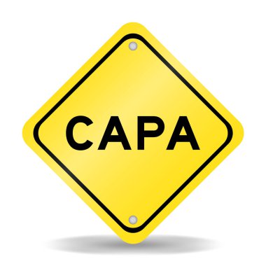 Beyaz arkaplan üzerinde CAPA (düzeltme eylemi ve önleyici eylemin kısaltması) sözcüğüyle sarı renk taşıma işareti