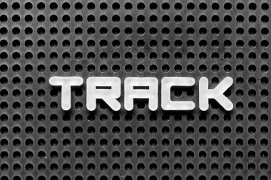 Siyah tahta arkaplanda beyaz alfabe harfi