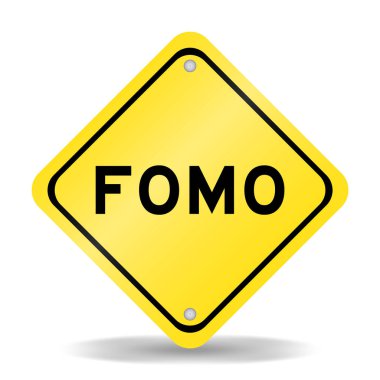 Beyaz arkaplanda FOMO sözcüğüyle sarı renk taşıma işareti (kaçırılma korkusu kısaltması)