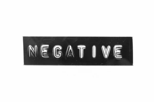 Beyaz Kağıt Arkaplanda Negatif Harfle Kabartmalı Siyah Renk Pankartı — Stok fotoğraf