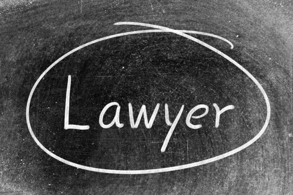 ブラックボードの背景に単語弁護士やサークル形状でホワイトチョークの手の書き込み — ストック写真