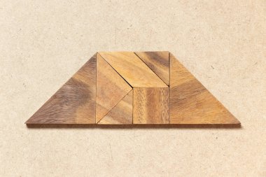 Ahşap zemin üzerinde trapezoid şeklinde ahşap tangram