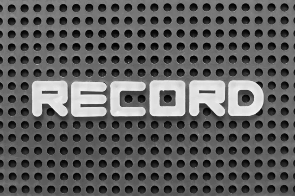 黒のペグボードの背景に単語レコードの白いアルファベット — ストック写真