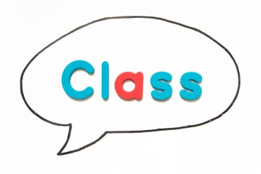 Beyaz tahta arka planında balon konuşması olarak siyah çizgili kelime sınıfı harfli alfabe harfi