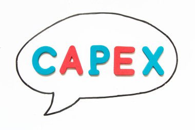 Beyaz tahta arka planında balon konuşması olarak siyah çizgi çizimi ile kelime CAPEX (Sermaye Harcamalarının Kısaltılması) ile alfabe harfi