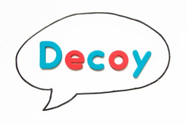 Beyaz tahta arka planında balon konuşması olarak siyah çizgili sahte kelime içeren alfabe harfi