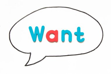 Beyaz tahta arka planında balon konuşması olarak siyah çizgili kelime istenen alfabe harfi