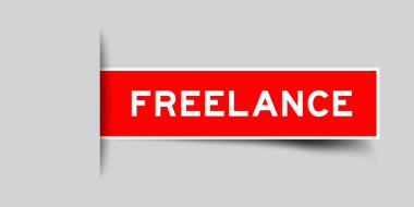 Gri arkaplana eklenmiş kelime serbest etiketli kırmızı renk kare etiket