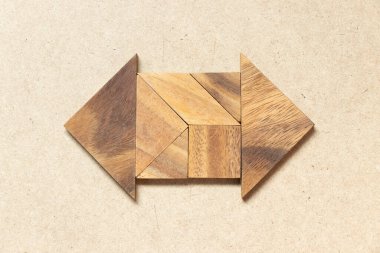 Ahşap zemin üzerinde 2 kenar ok şeklinde tahta tangram