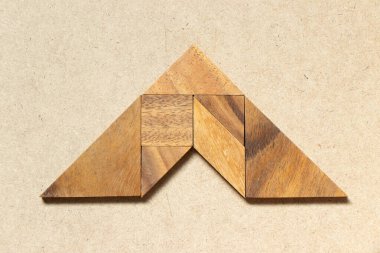 Tahta zemin üzerinde ok şeklinde ahşap tangram