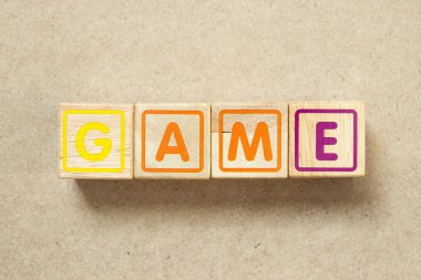 Tahta arka plandaki kelime oyununda tahta alfabe harf bloğu