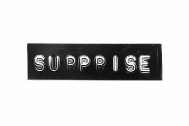 Beyaz kağıt arka planında kelime sürprizi ile kabartmalı siyah renkli pankart