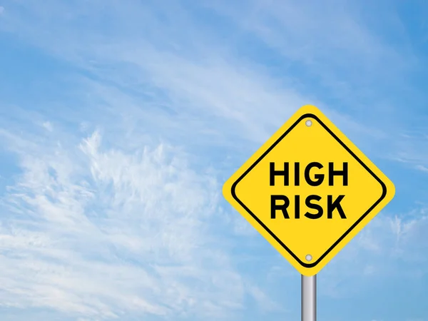 青い空の背景に単語の高いリスクと黄色の交通標識 — ストック写真