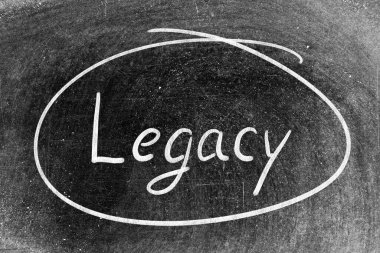 Beyaz tebeşirle yazılmış el yazısı ve karatahta arka planında daire şeklinde