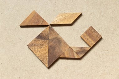 Tahta arka planda helikopter şeklinde ahşap tangram