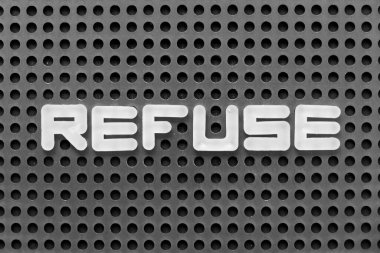 Kelimesi kelimesine beyaz alfabe harfi siyah tahta arka planda reddediliyor