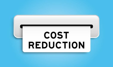 Mavi arkaplandaki makineden kelime maliyeti indirgenmiş beyaz kupon pankartı