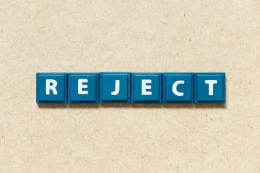 Tahta arkaplanda harf olarak kiremit harfi reddi