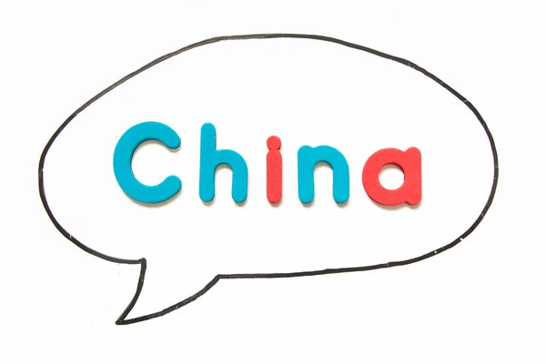 白いボードの背景に泡のスピーチとして黒の線の手描きで単語中国とアルファベット文字 — ストック写真