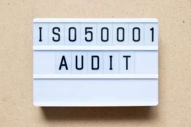 Tahta zemin üzerinde ISO 50001 sözcüğüyle ışıkkutusu denetimi