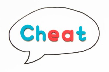 Beyaz tahta arka planında balon konuşması olarak siyah çizgili kelime hilesi içeren alfabe harfi