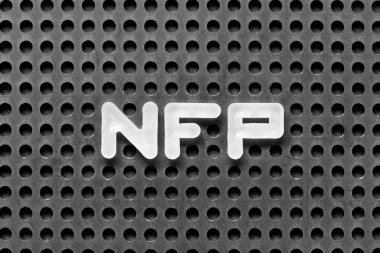 Siyah tahta zemin üzerinde NFP (Çiftlik dışı bordroların kısaltılmışı) ile beyaz alfabe harfi