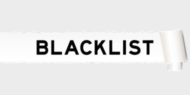 Yırtık parça altında sözcük kara listesi olan yırtık gri kağıt arkaplan