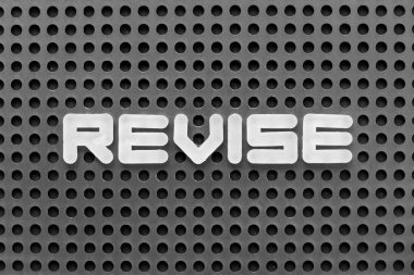 Kelime olarak beyaz alfabe harfi siyah tahta arkaplan üzerinde revize