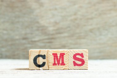 Ahşap zemin üzerinde kelime CMS (İçerik yönetim sisteminin kısaltması) alfabe harfi