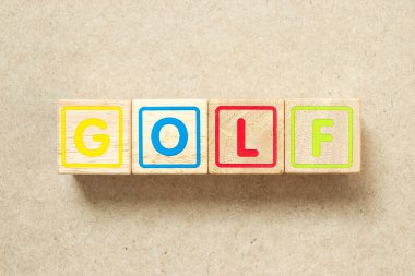 Tahta arka planda kelime golfte tahta harf bloğu.