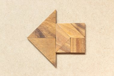 Tahta zemin üzerinde ok şeklinde ahşap tangram