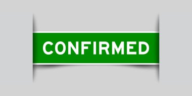 Gri arkaplana eklenmiş sözcüğü içeren yeşil renk kare etiketi