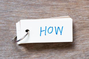 Tahta arka planda el yazısı olan flaş kart