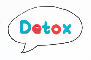 Beyaz tahta arka planında balon konuşması olarak siyah çizgili kelime detokslu alfabe harfi