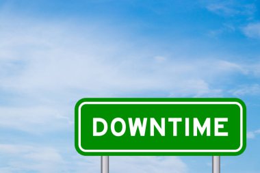 Beyaz bulutlu mavi gökyüzü üzerinde kelime durgunluğu ile yeşil renk taşıma işareti