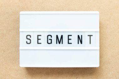 Ahşap arkaplanda kelime bölümü olan ışık kutusu