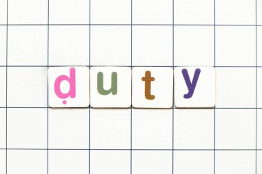 Beyaz şebeke arka planında kelime vergisi olarak renkli kiremit harfi