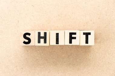 Tahta arkaplanda kelime kayması ile alfabe harf bloğu