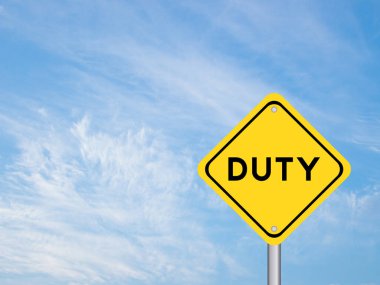 Mavi gökyüzü arkaplanında kelime görevi içeren sarı taşıma işareti