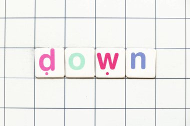 Beyaz şebeke arka planında kelime olarak renkli kiremit harfi