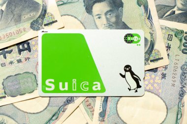 Bangkok, Tayland - 12 Ağustos 2023: Japon 1000 yenlik banknot arkaplanındaki Suica kartı