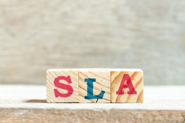 Tahta zemin üzerine SLA (Hizmet Seviyesi Anlaşmasının kısaltılmışı) ile alfabe harf bloğu