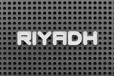 Siyah tahta zemin üzerinde riyad ile beyaz alfabe harfi