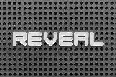 Beyaz alfabe harfi siyah tahta arkaplan üzerinde görünür