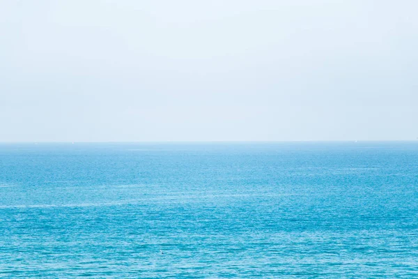 澄んだ空の背景を持つ海の青 — ストック写真