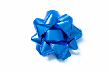 Beyaz kağıt arkaplanda mavi renkli kurdele yay pankartı