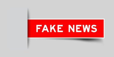 Gri arkaplana eklenmiş sahte haber içeren kırmızı renkli kare etiket