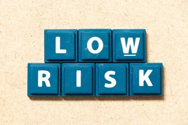 Tahta arka planda kelime olarak alfabe harfi ile düşük risk